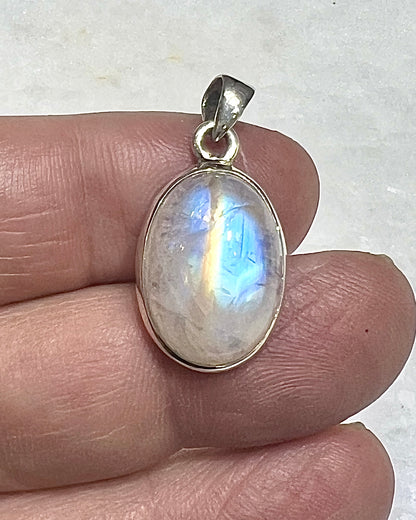Rainbow Moonstone in 0.925 Silver