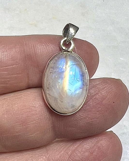 Rainbow Moonstone in 0.925 Silver
