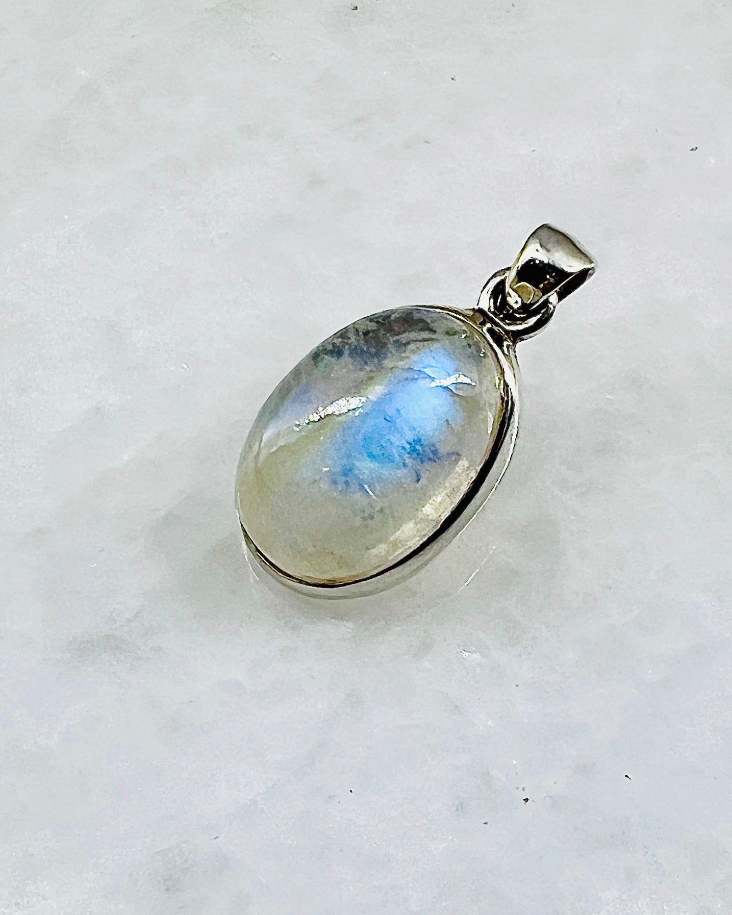 Rainbow Moonstone in 0.925 Silver
