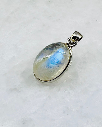 Rainbow Moonstone in 0.925 Silver