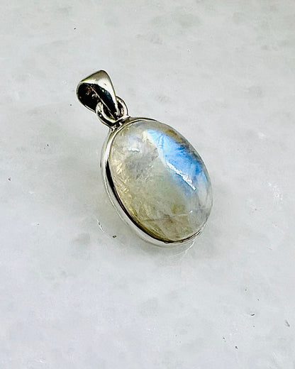 Rainbow Moonstone in 0.925 Silver