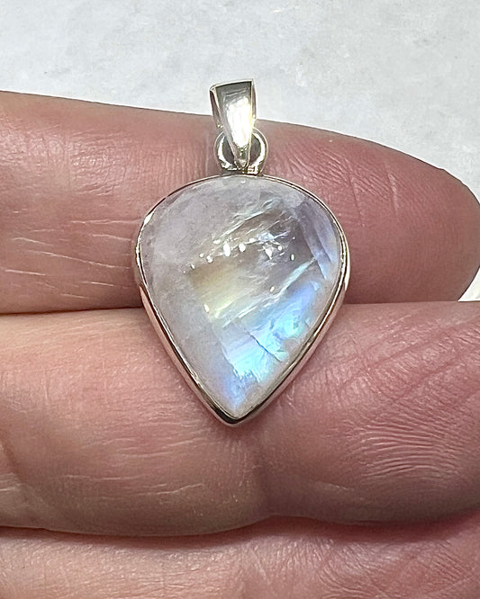 Rainbow Moonstone in 0.925 Silver