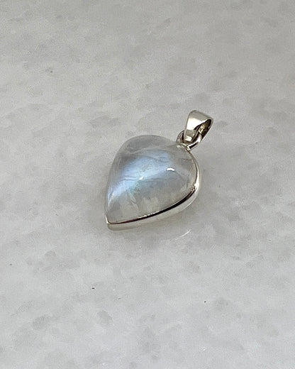 Rainbow Moonstone in 0.925 Silver