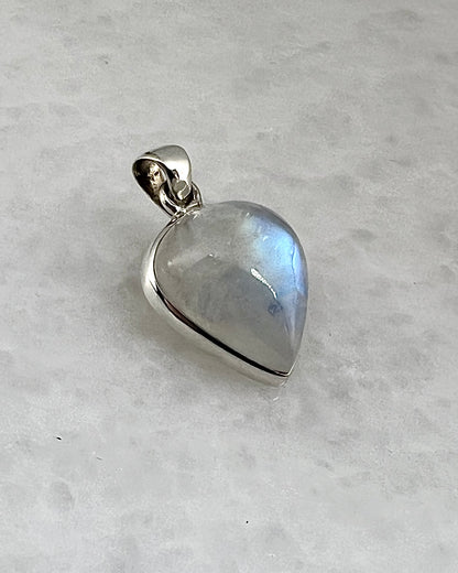Rainbow Moonstone in 0.925 Silver