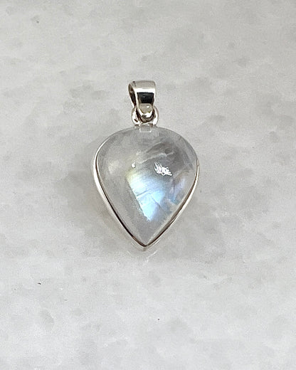 Rainbow Moonstone in 0.925 Silver
