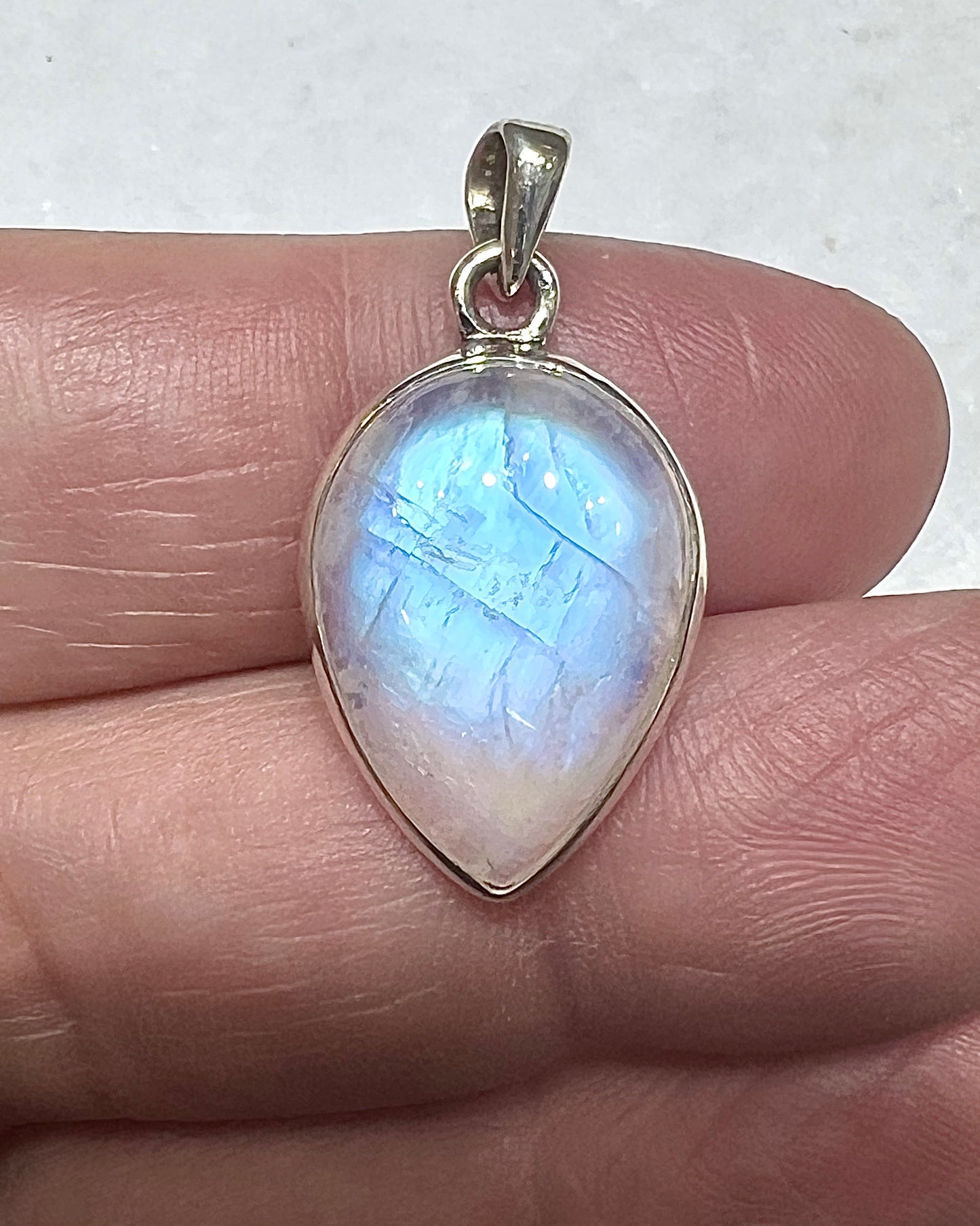 Rainbow Moonstone in 0.925 Silver