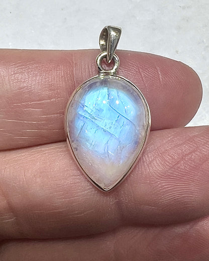 Rainbow Moonstone in 0.925 Silver