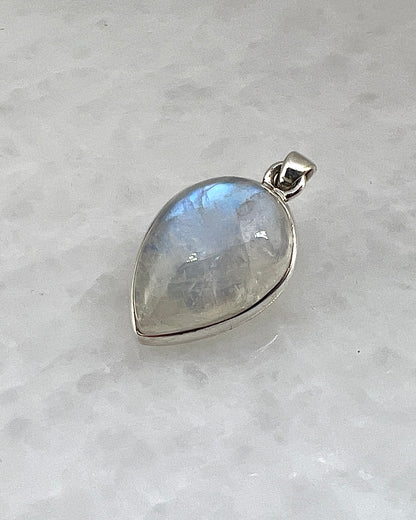Rainbow Moonstone in 0.925 Silver