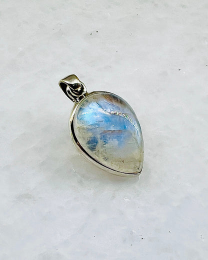 Rainbow Moonstone in 0.925 Silver
