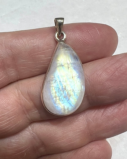 Rainbow Moonstone in 0.925 Silver