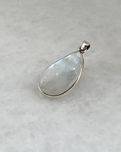 Rainbow Moonstone in 0.925 Silver