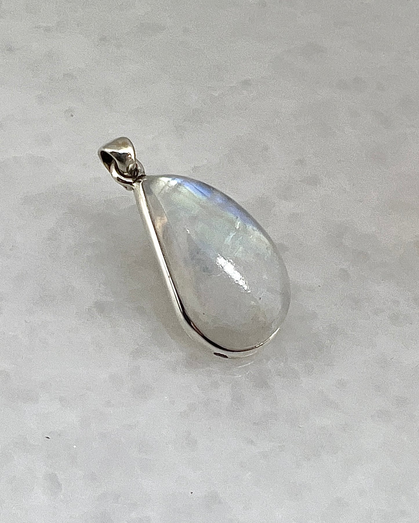 Rainbow Moonstone in 0.925 Silver