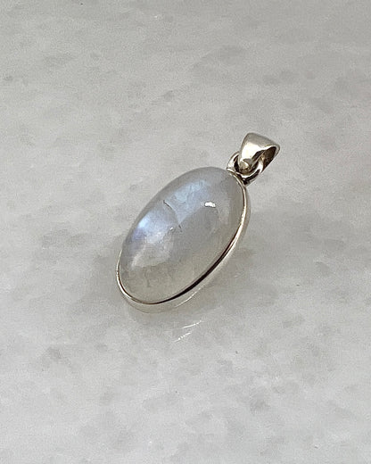 Rainbow Moonstone in 0.925 Silver
