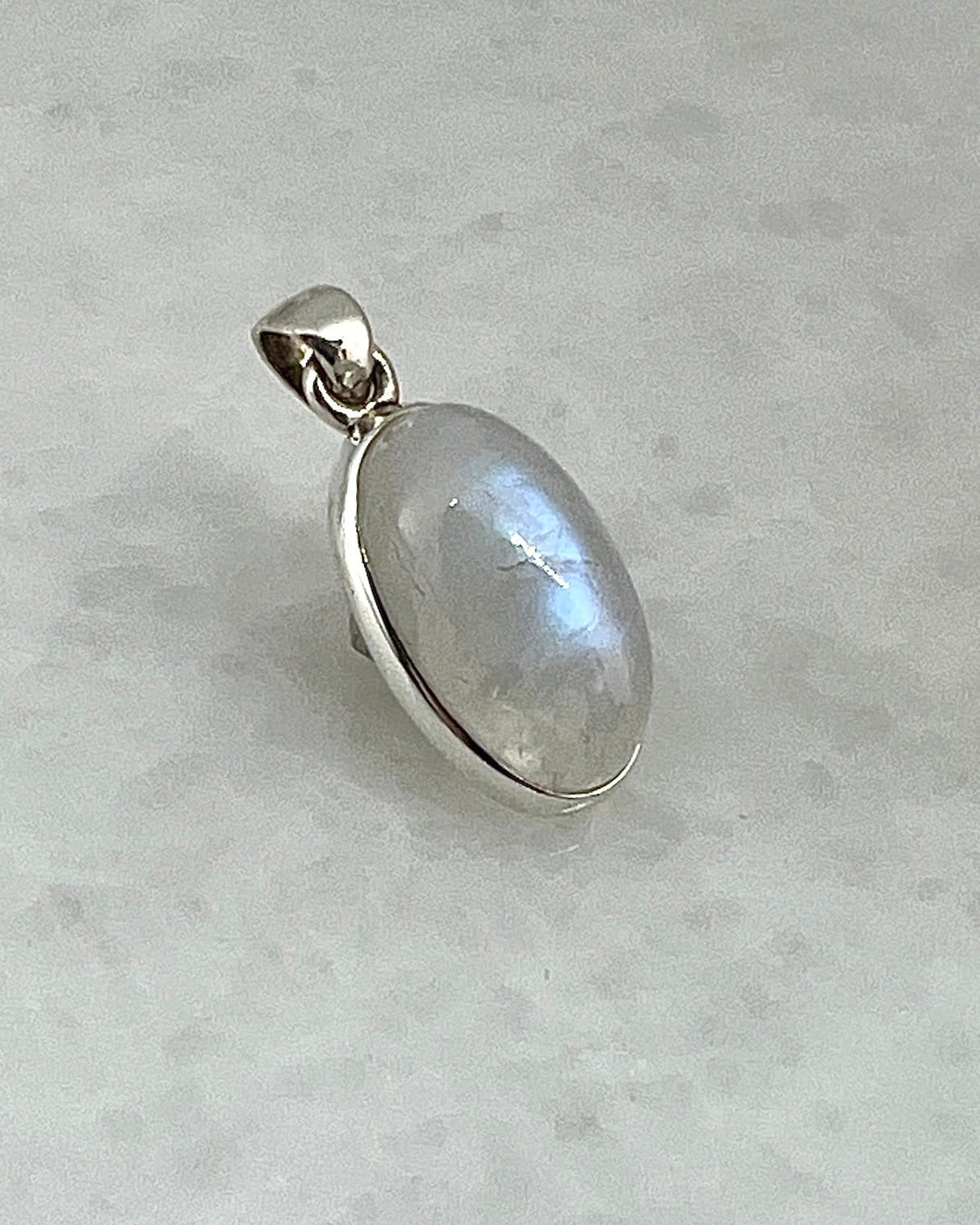 Rainbow Moonstone in 0.925 Silver