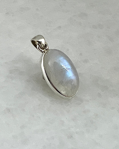 Rainbow Moonstone in 0.925 Silver