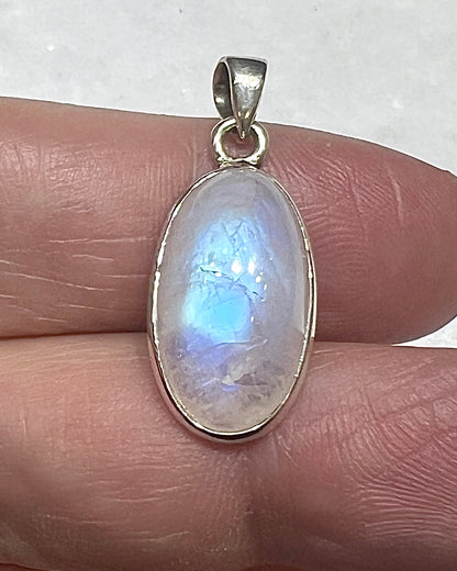 Rainbow Moonstone in 0.925 Silver