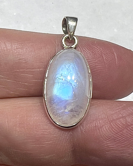 Rainbow Moonstone in 0.925 Silver