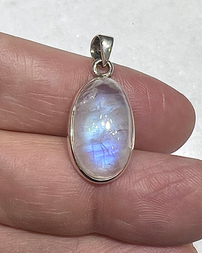 Rainbow Moonstone in 0.925 Silver