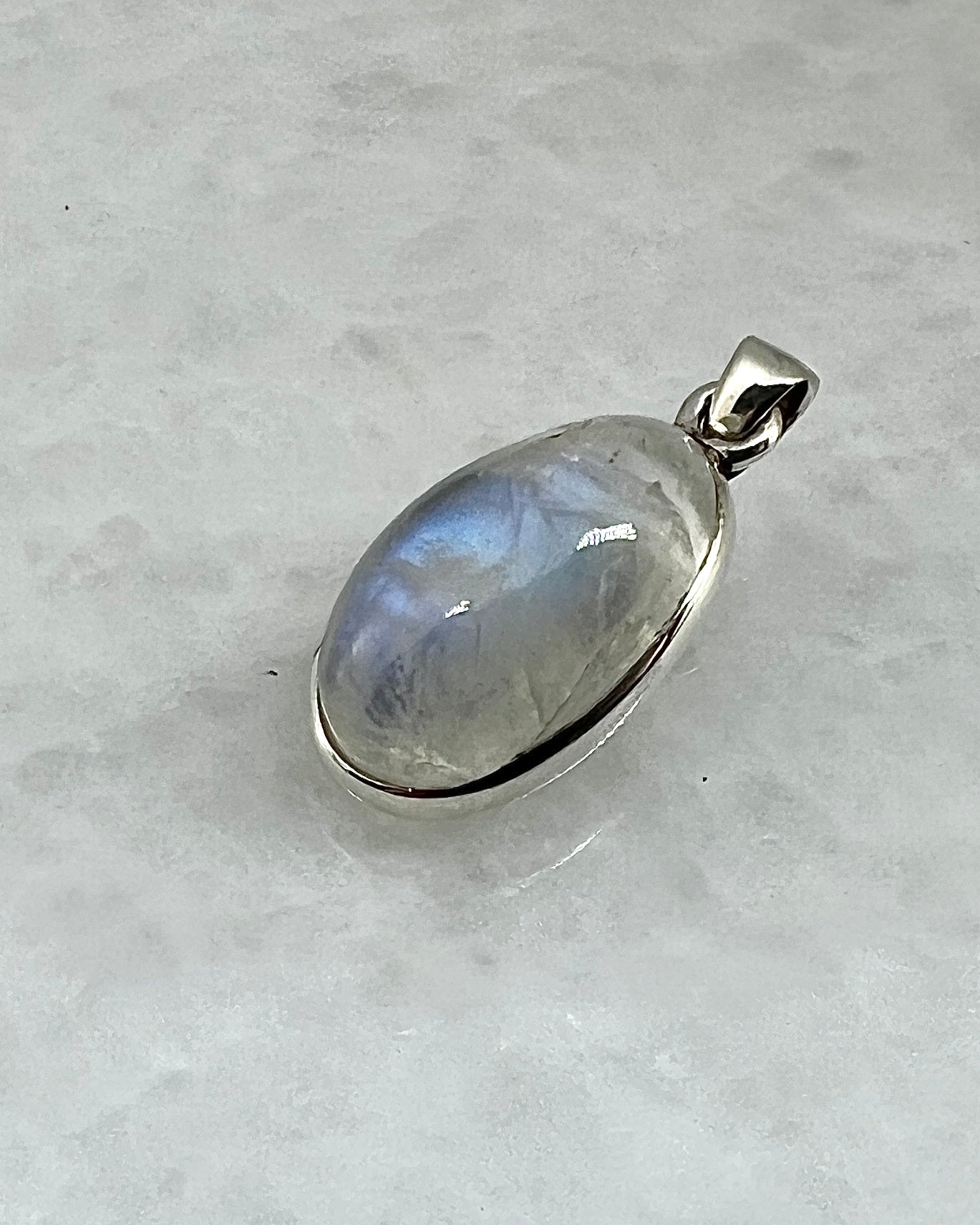 Rainbow Moonstone in 0.925 Silver