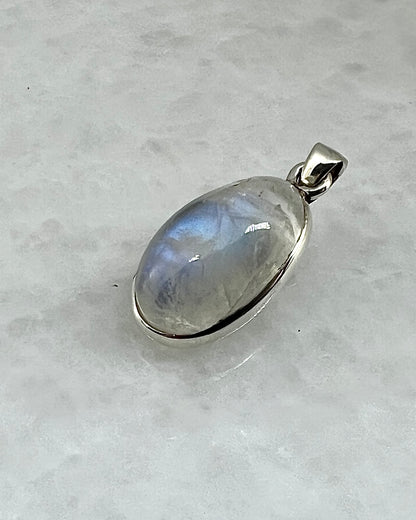 Rainbow Moonstone in 0.925 Silver