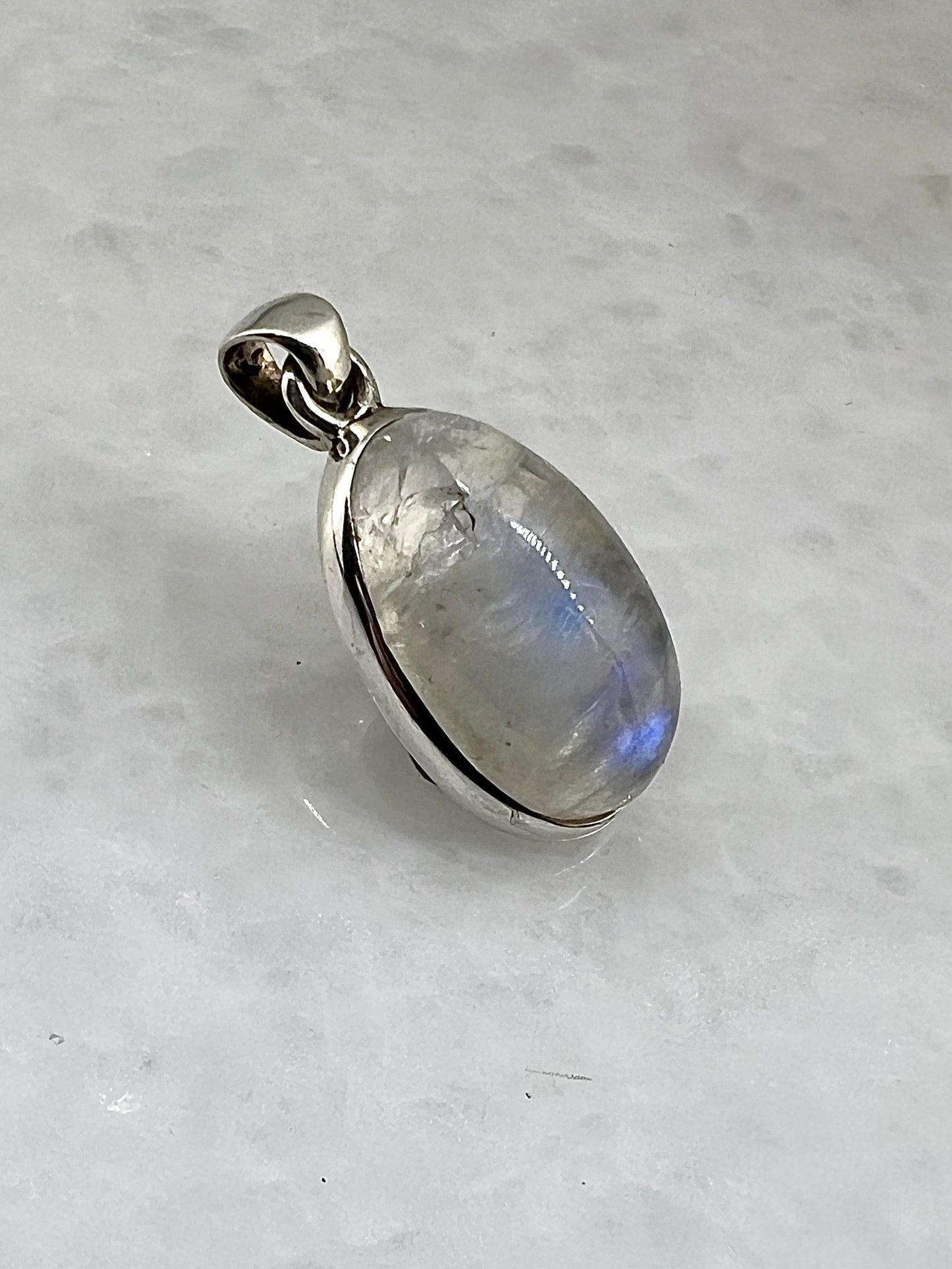Rainbow Moonstone in 0.925 Silver