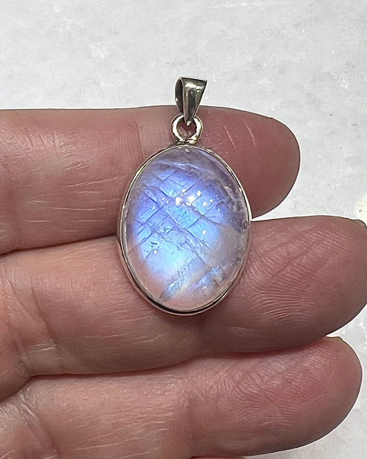 Rainbow Moonstone in 0.925 Silver
