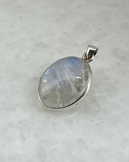 Rainbow Moonstone in 0.925 Silver
