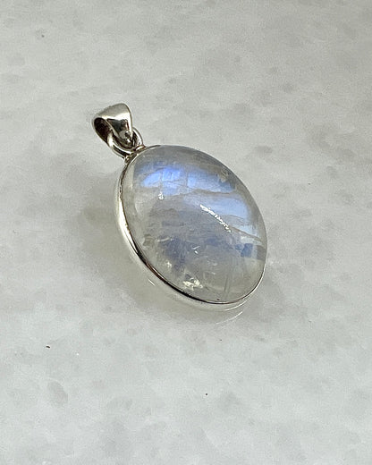 Rainbow Moonstone in 0.925 Silver