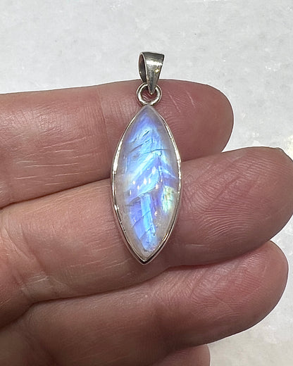 Rainbow Moonstone in 0.925 Silver