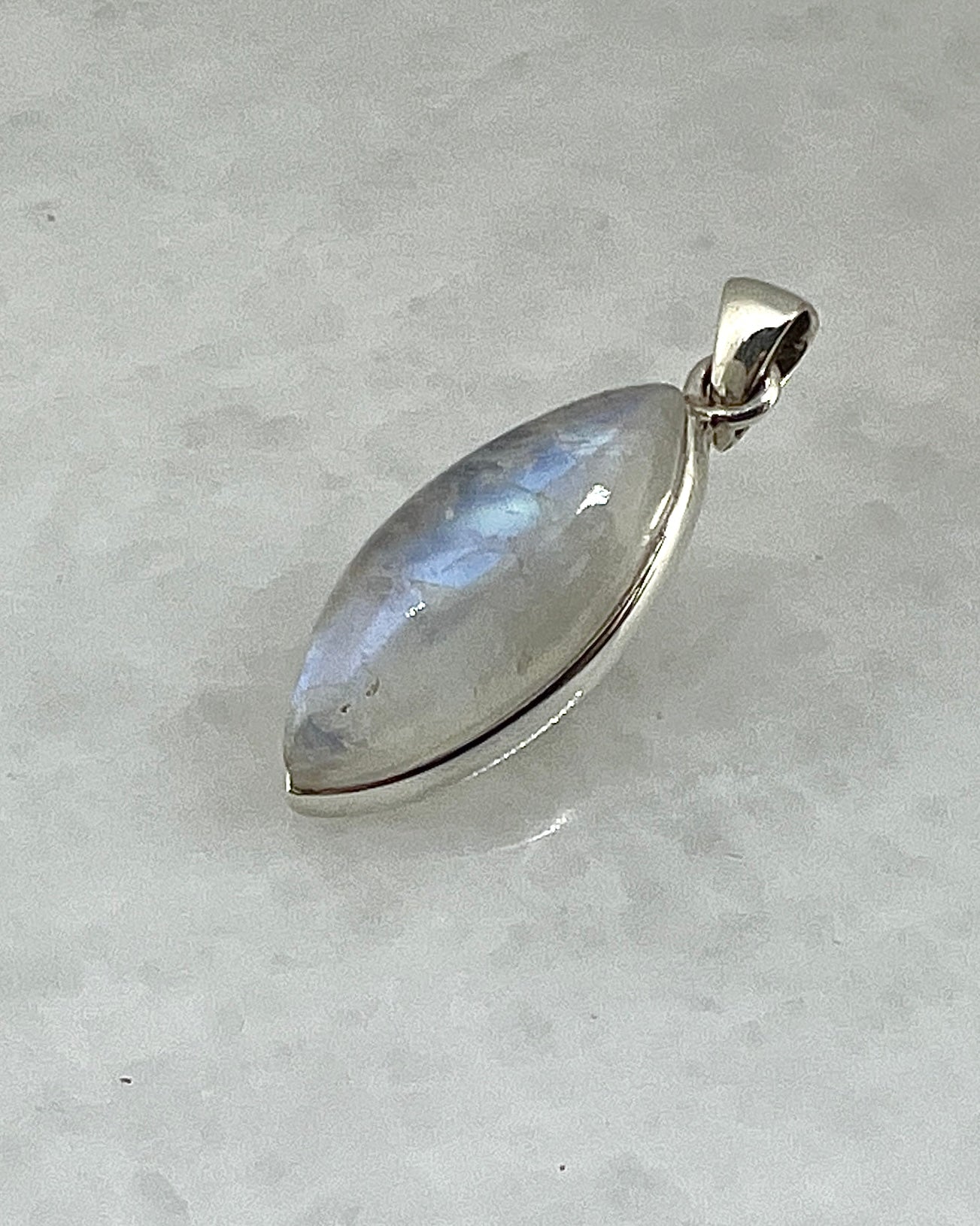 Rainbow Moonstone in 0.925 Silver