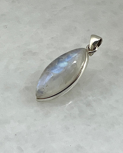 Rainbow Moonstone in 0.925 Silver