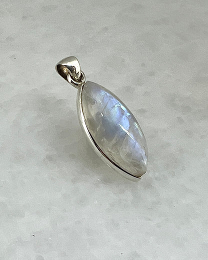 Rainbow Moonstone in 0.925 Silver