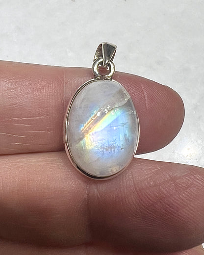 Rainbow Moonstone in 0.925 Silver