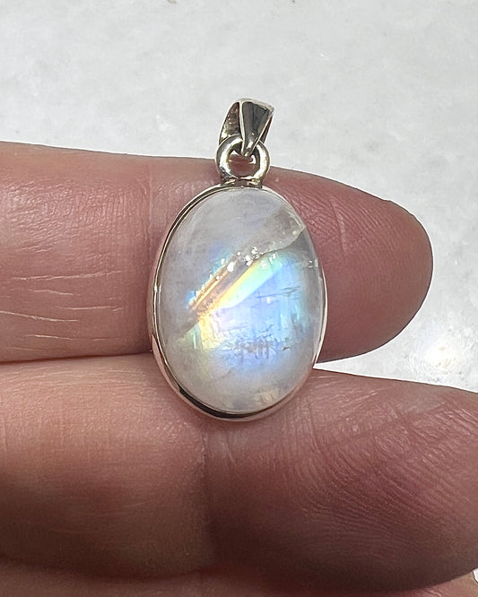 Rainbow Moonstone in 0.925 Silver