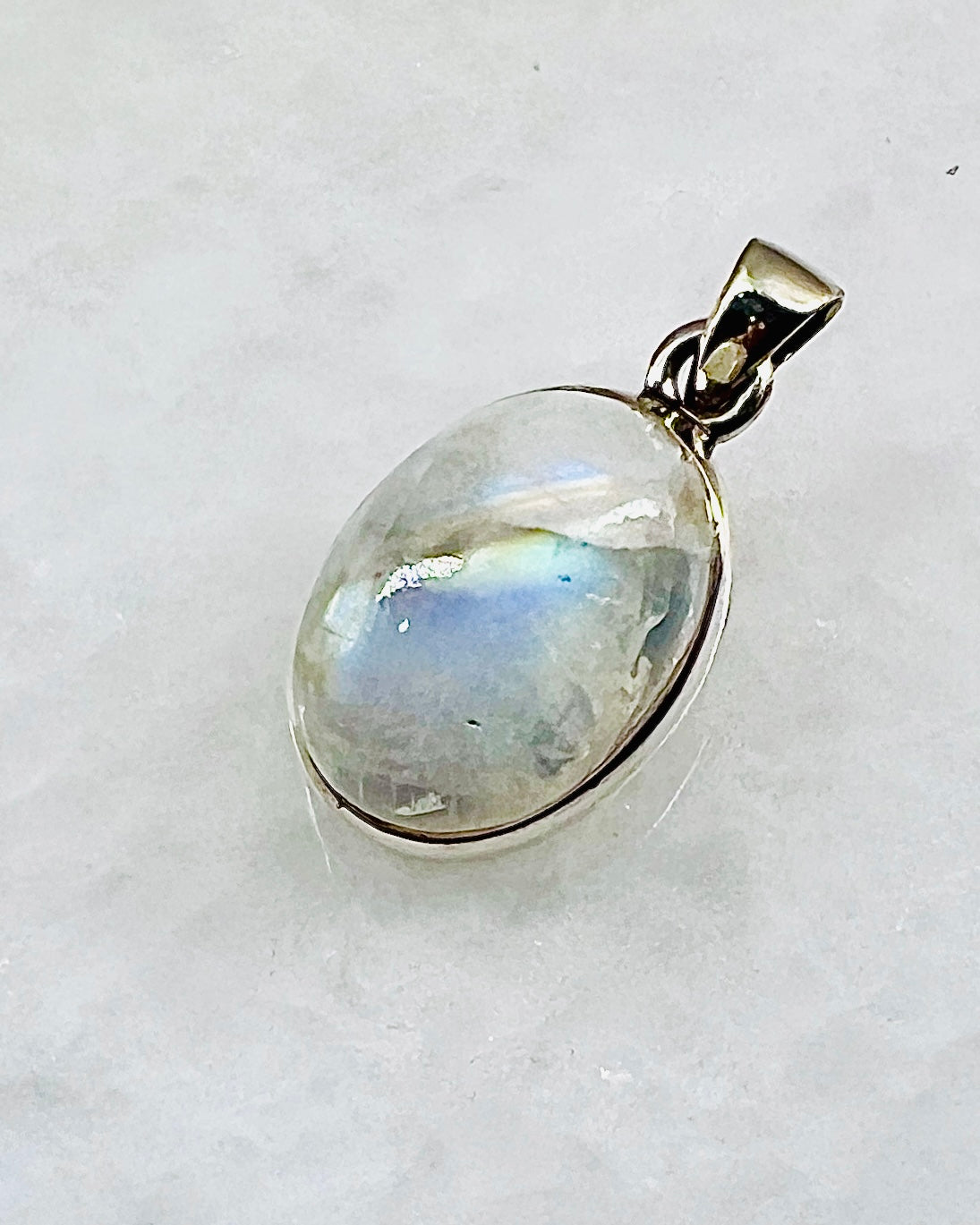 Rainbow Moonstone in 0.925 Silver
