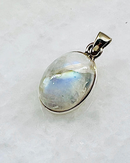 Rainbow Moonstone in 0.925 Silver
