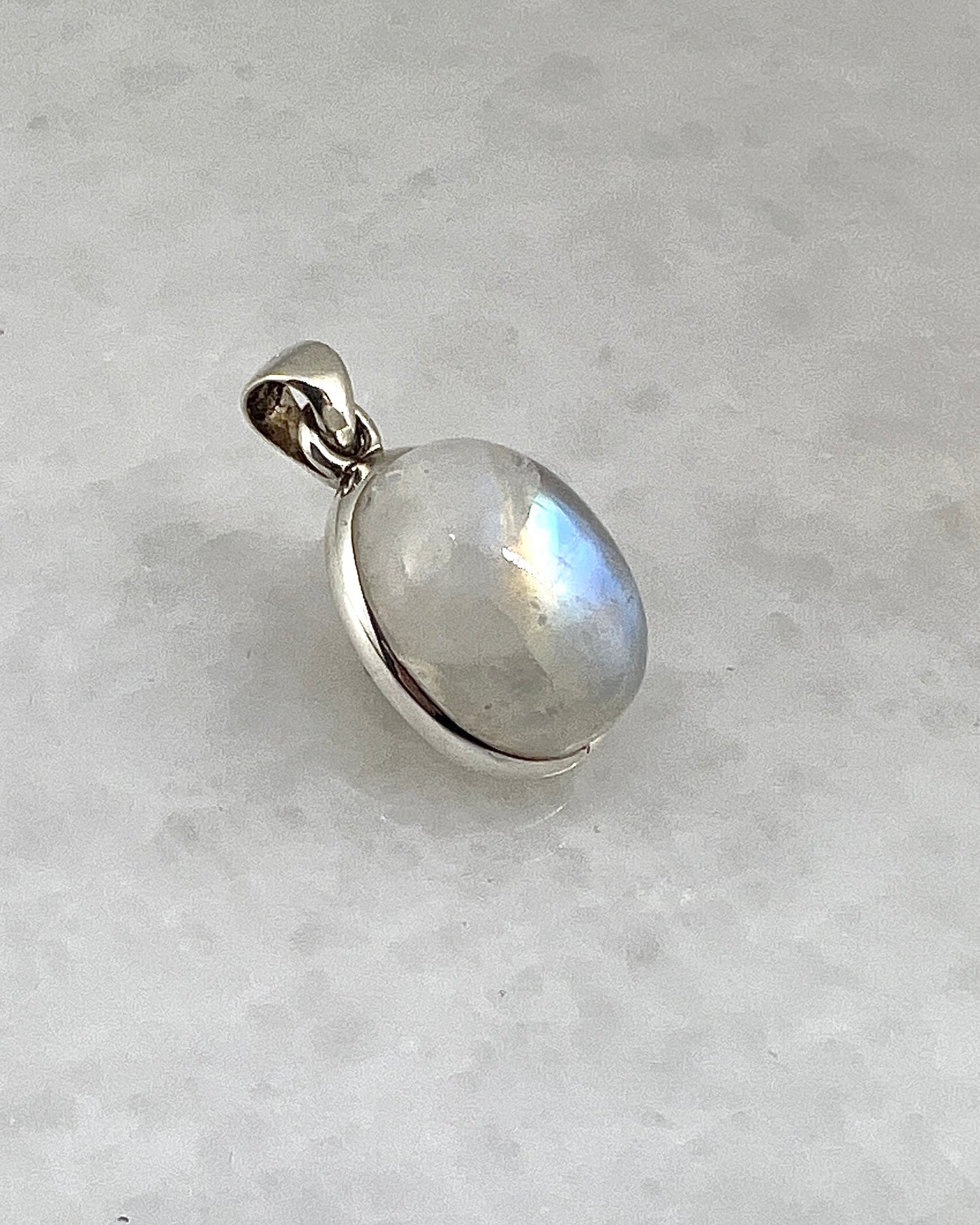 Rainbow Moonstone in 0.925 Silver
