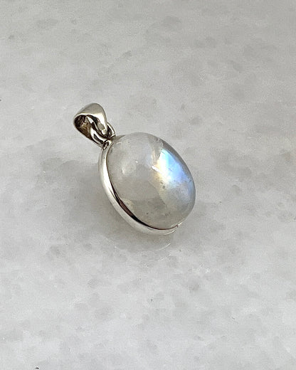 Rainbow Moonstone in 0.925 Silver