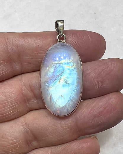 Rainbow Moonstone in 0.925 Silver
