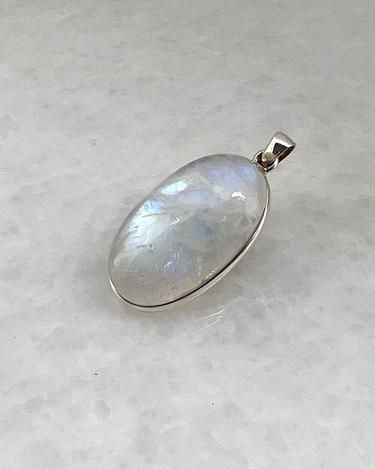Rainbow Moonstone in 0.925 Silver