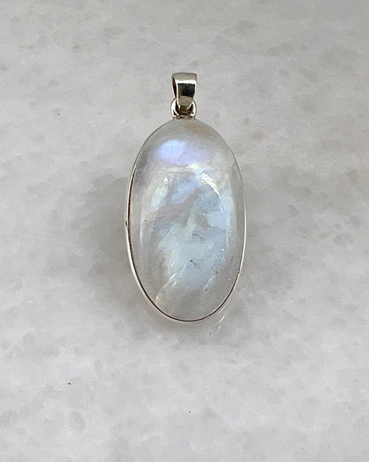 Rainbow Moonstone in 0.925 Silver