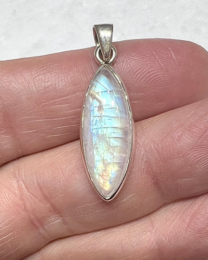 Rainbow Moonstone in 0.925 Silver