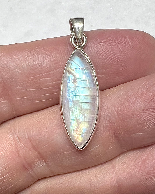 Rainbow Moonstone in 0.925 Silver