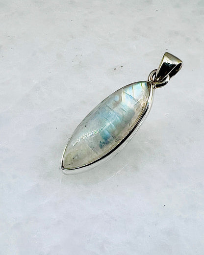 Rainbow Moonstone in 0.925 Silver
