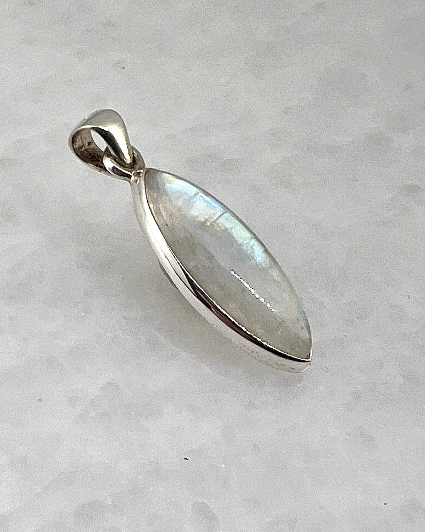 Rainbow Moonstone in 0.925 Silver