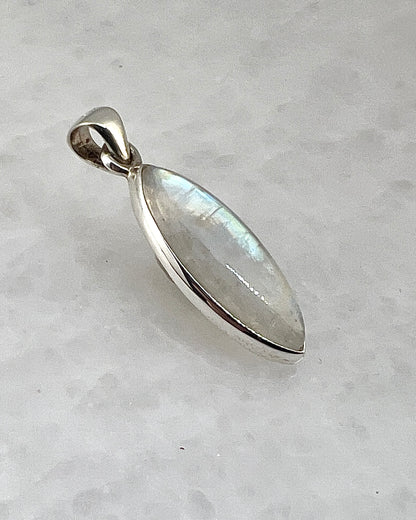 Rainbow Moonstone in 0.925 Silver