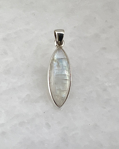 Rainbow Moonstone in 0.925 Silver