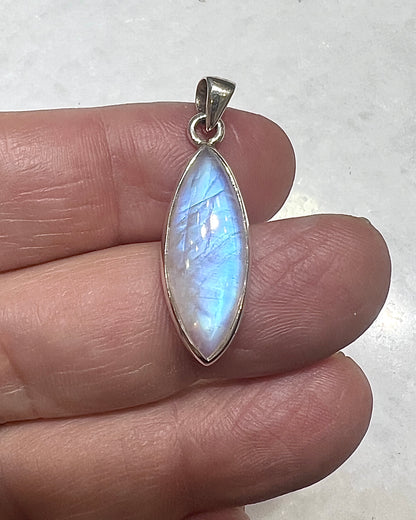 Rainbow Moonstone in 0.925 Silver