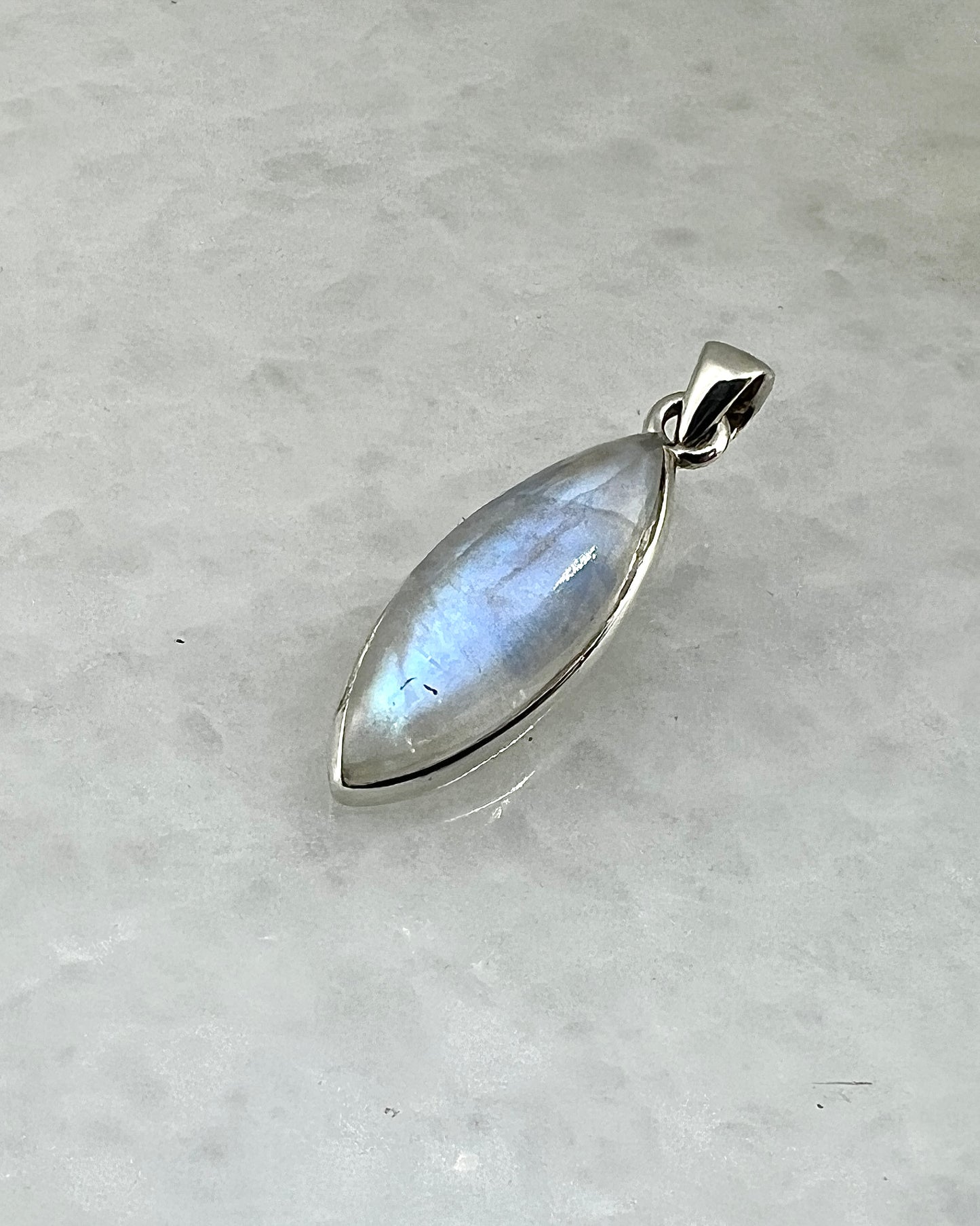 Rainbow Moonstone in 0.925 Silver