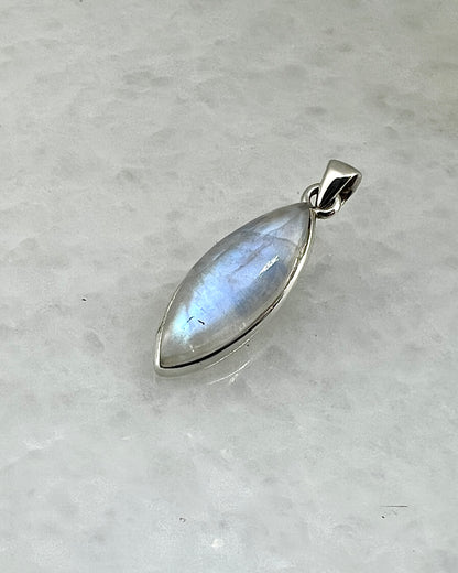 Rainbow Moonstone in 0.925 Silver